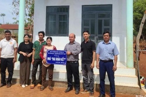 Báo Nhân Dân bàn giao nhà Đại đoàn kết tại tỉnh Gia Lai