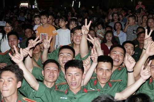 Rộn ràng đêm hội của người trẻ tại đất lính Sơn Tây