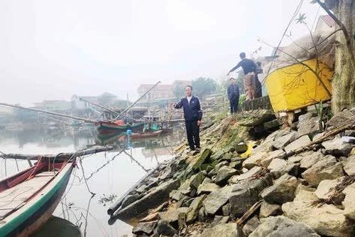 Tuyến đê sụt lún, uy hiếp hàng chục hộ dân