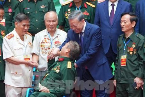 Tổng Bí thư Tô Lâm gặp mặt cán bộ lão thành cách mạng, người có công, gia đình chính sách