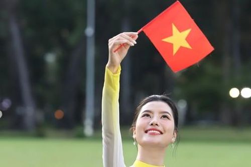 Bạn trẻ chụp ảnh check in Dinh Độc Lập dịp kỷ niệm ngày thống nhất đất nước