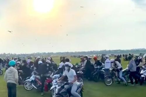 Hàng chục thanh niên tụ tập đua xe, chạy tán loạn khi thấy công an