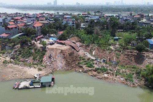 Hà Nội: Cận cảnh khu vực nhà dân có nguy cơ 'vào miệng hà bá'