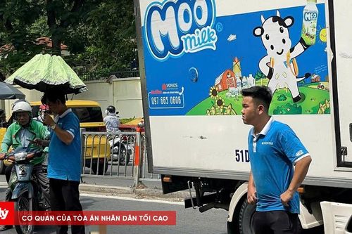 Cụ bà đi bộ qua đường bị xe tải tông nguy kịch