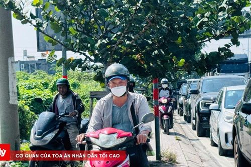 CSGT TP.HCM phạt hơn 1.000 xe máy đi trên vỉa hè