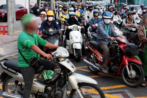 TPHCM: Bất chấp vi phạm giao thông, nhiều người dừng xe trên vạch mắt võng