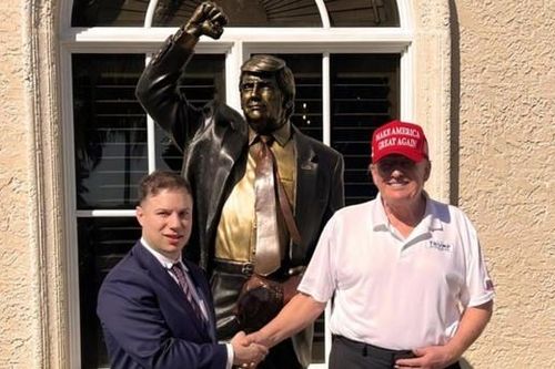 Cận cảnh bức tượng mới xuất hiện ở câu lạc bộ golf của ông Trump
