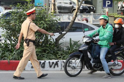 Một ngã tư xử lý 15 tài xế xe ôm công nghệ đi ngược chiều, đều nói do mưu sinh