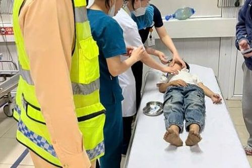 CSGT Nghệ An giải cứu bé trai thoát hiểm trong gang tấc