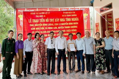 Trao 200 triệu đồng hỗ trợ xây nhà tình nghĩa tại Thanh Chương