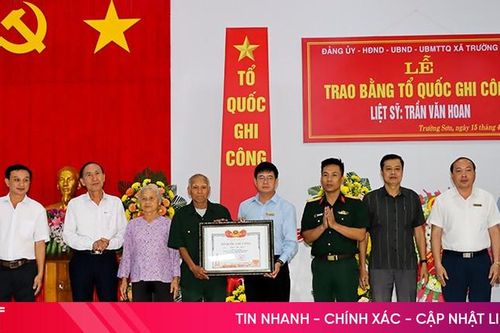 Trao bằng 'Tổ quốc ghi công' đối với liệt sỹ ở Đức Thọ