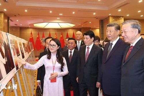 Lãnh đạo Việt Nam-Trung Quốc tham quan Trưng bày ảnh 75 năm thiết lập quan hệ ngoại giao giữa hai nước
