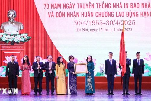 Nhà in Báo Nhân Dân nhận Huân chương Lao động hạng Ba