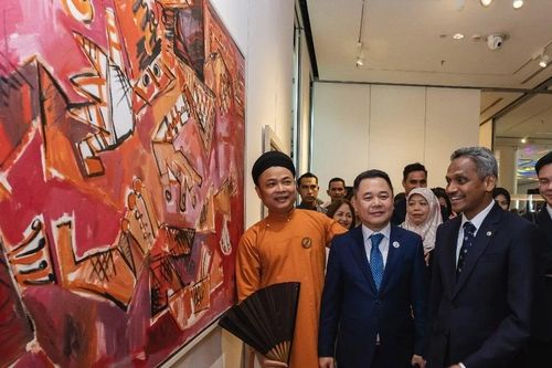 Họa sỹ Việt mang thông điệp 'cất cánh bay lên' đến với triển lãm ASEAN