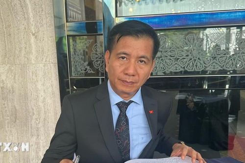 Đại sứ Việt Nam tại Malaysia Đinh Ngọc Linh đến viếng cố Thủ tướng Ahmad Badawi
