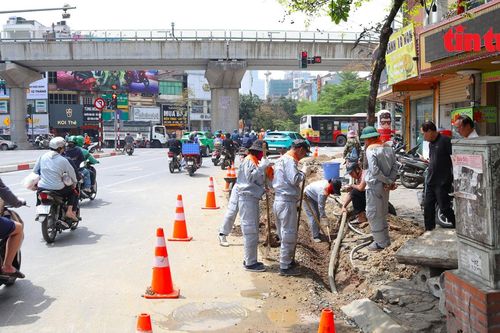 Hà Nội xén vỉa hè, dải phân cách để giảm ùn tắc