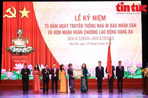 Nhà in Báo Nhân Dân kỷ niệm 70 năm truyền thống và đón nhận Huân chương Lao động hạng Ba