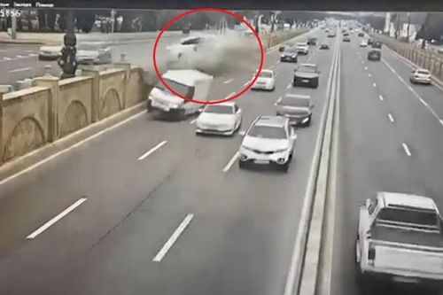 Ô tô đâm nát tường, bay như phim hành động trên phố