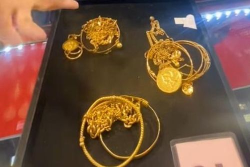 Tìm thấy vàng của mẹ chồng để lại, con dâu mang đi bán thì sốc nặng