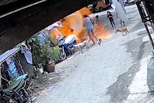Nổ bình gas, cả gia đình đang xem tivi hoảng sợ bỏ chạy