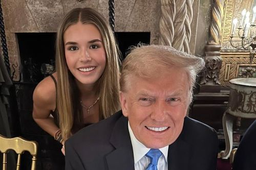 Cháu gái của ông Trump lộ diện trước báo giới trên chuyên cơ riêng