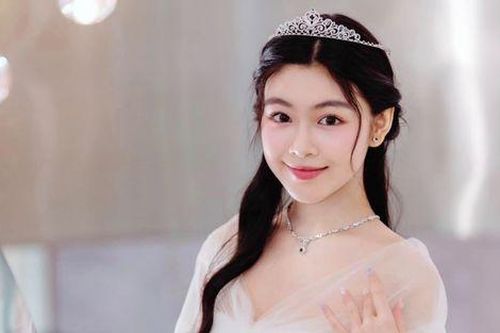 Con gái Quyền Linh: Chăm mặc đồ 'mỏng', dùng toàn túi trăm triệu