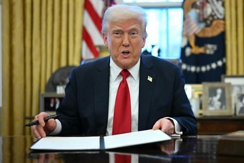 Chính quyền Trump 'bật đèn xanh' cho ngành ô tô nhưng lại mở rộng điều tra chip và dược phẩm