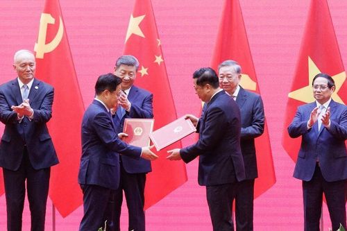 Bộ Xây dựng ký kết 7 văn kiện quan trọng trong lĩnh vực đường sắt, đường bộ với Trung Quốc