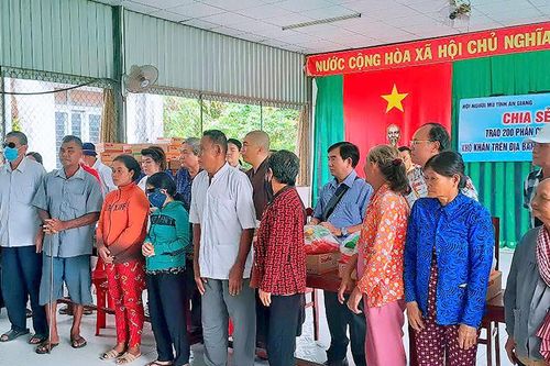 Trao 200 phần quà cho người mù tại TX. Tịnh Biên và TP. Châu Đốc