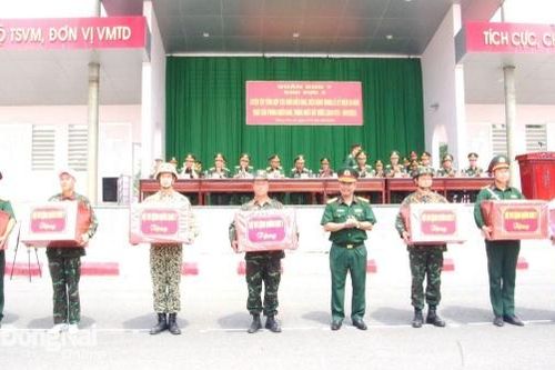 Bộ Tư lệnh Quân khu 7 thăm, tặng quà động viên lực lượng huấn luyện A50 tại Đồng Nai