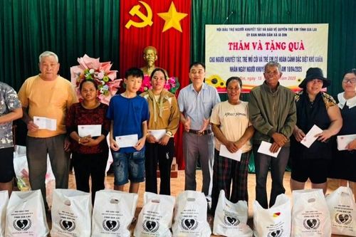 Gia Lai: Tặng 200 suất quà cho người khuyết tật, trẻ mồ côi và trẻ em có hoàn cảnh khó khăn