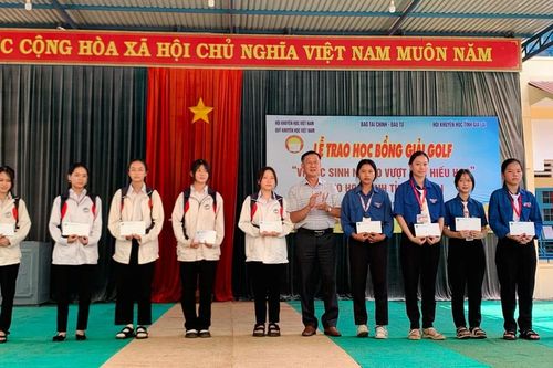 Gia Lai: Trao 100 suất học bổng cho học sinh nghèo vượt khó