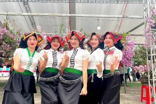 Khi hoa lan nở cùng nụ cười người con gái vùng cao