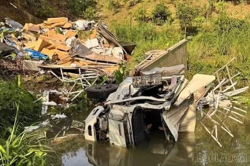 Bảo Thắng: Tai nạn ô tô tải khiến 3 người bị thương nặng