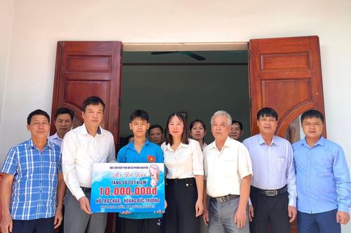 LHPN xã Phùng Nguyên nhận đỡ đầu em nhỏ có hoàn cảnh đặc biệt khó khăn