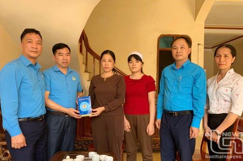 Động viên gia đình nạn nhân tử vong do nổ lò hơi tại TP. Sông Công