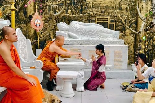 Đà Nẵng: Sinh viên Lào về chùa, nghe pháp dịp Tết Bunpimay