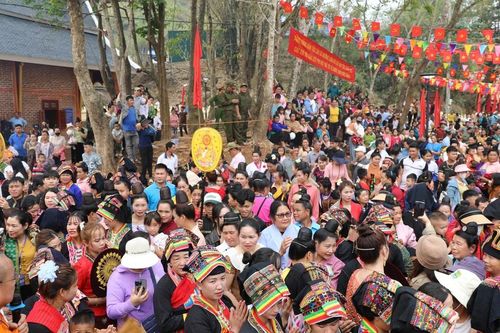 Điện Biên: Lễ té nước (Bun Huột Nặm) tại tháp Mường Luân