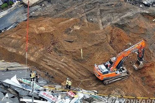 Vụ sập hầm tàu điện ngầm Hàn Quốc: Huy động gần 100 người tìm kiếm người mất tích