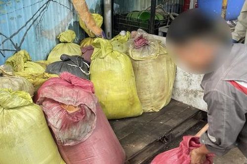 Công an kiểm tra bất ngờ, chặn hơn 1,6 tấn mỡ bẩn tuồn ra thị trường