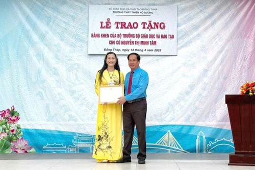 Bộ trưởng Bộ GD-ĐT tặng Bằng khen cho nữ giáo viên vượt khó, giàu lòng nhân ái
