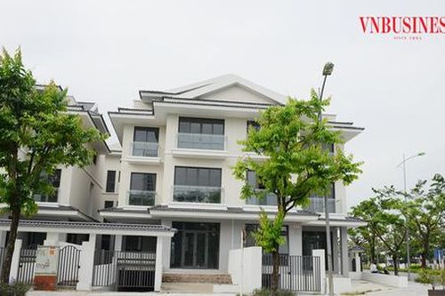 Bất chấp nguy cơ bão hòa, vì sao các ông lớn vẫn 'đánh cược' với bất động sản siêu đắt?
