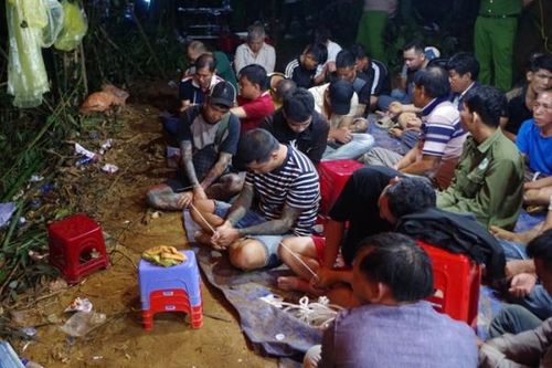 Đột kích sòng bạc trong rừng, bắt 36 đối tượng, thu giữ 800 triệu đồng