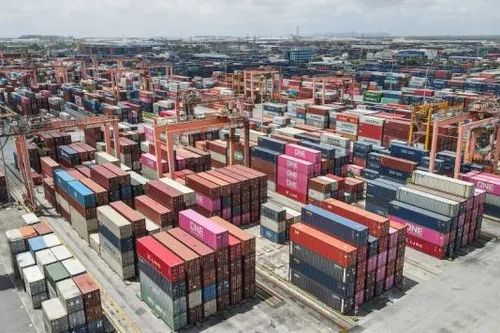 Anh hoãn áp thuế hàng Mỹ giữa căng thẳng thương mại