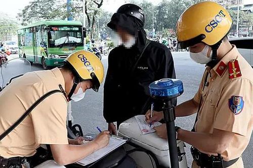 Hà Nội còn nhiều xe máy đi ngược chiều, leo vỉa hè