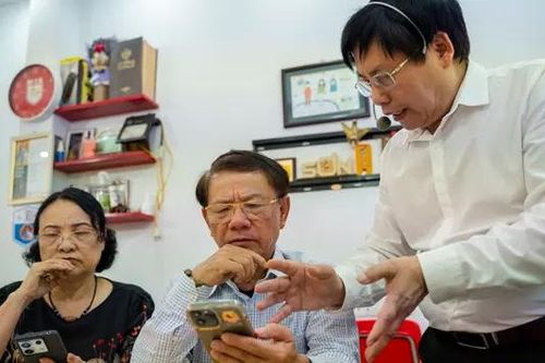 Người cao tuổi làm quen với trí tuệ nhân tạo