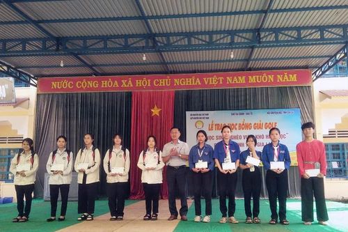 Trao học bổng Giải Golf 'Vì học sinh vượt khó hiếu học' cho học sinh Gia Lai