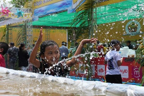 Tưng bừng lễ hội té nước truyền thống tại nhiều nước Đông Nam Á