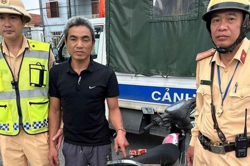 Bí mật 'khủng' về gói giấy bạc giấu kín trong bao thuốc lá 'ngự' ở túi quần người đàn ông tại chốt nồng độ cồn