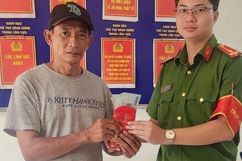 Nhặt được 22,5 triệu đồng, người bán bánh mì đứng chờ nhiều ngày để tìm chủ nhân